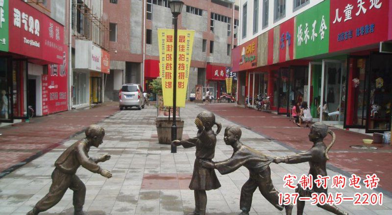 山西步行街玩老鹰捉小鸡的儿童景观铜雕