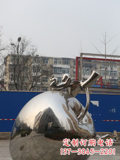 山西城市中的苹果雕塑
