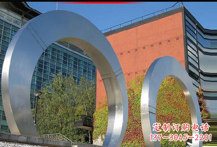 山西城市空间里的不锈钢圆环雕塑