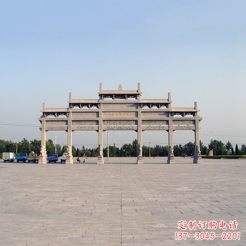 山西精美石雕牌坊点缀城市广场