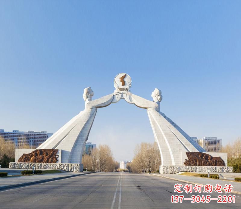 山西城市街道拱门石雕