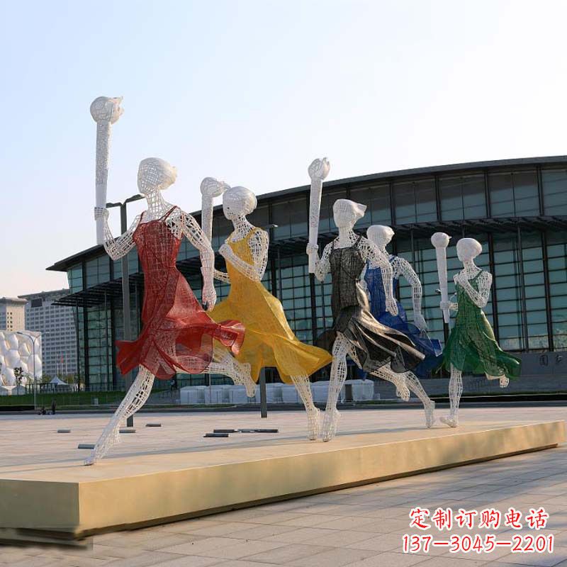 山西城市街道广场持火炬跑步的美女雕塑