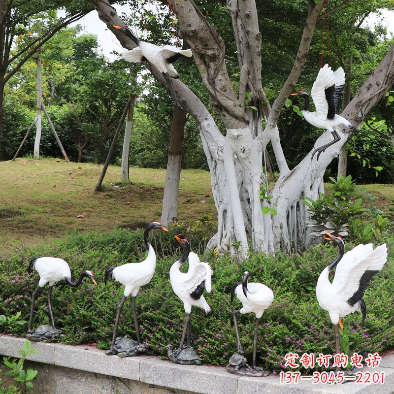 山西池塘中的雕塑仙鹤