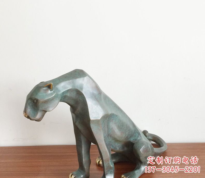 山西绚丽多彩的豹子动物铜雕