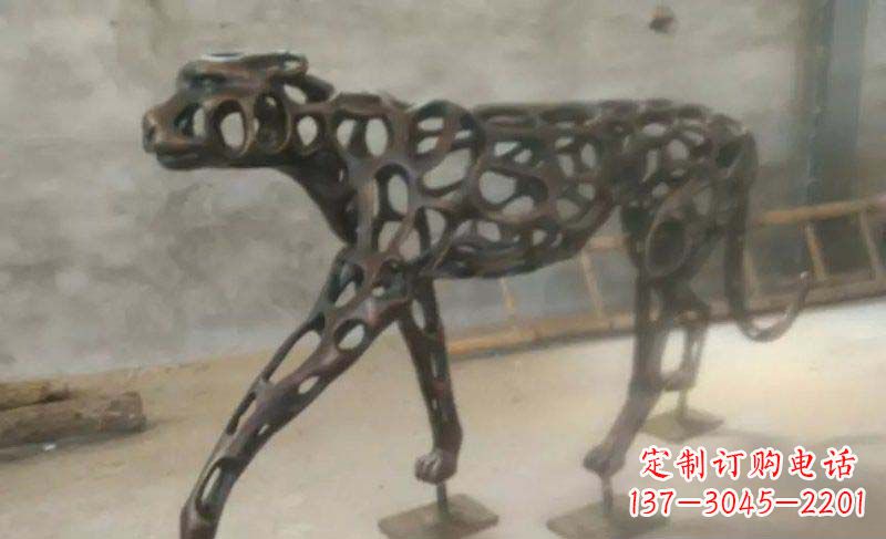 山西珍贵的豹雕塑——金钱豹公园的标志