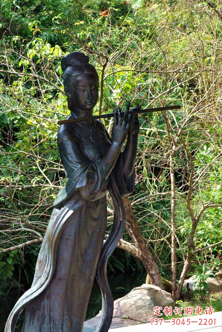 山西吹笛子的古代美女铜雕