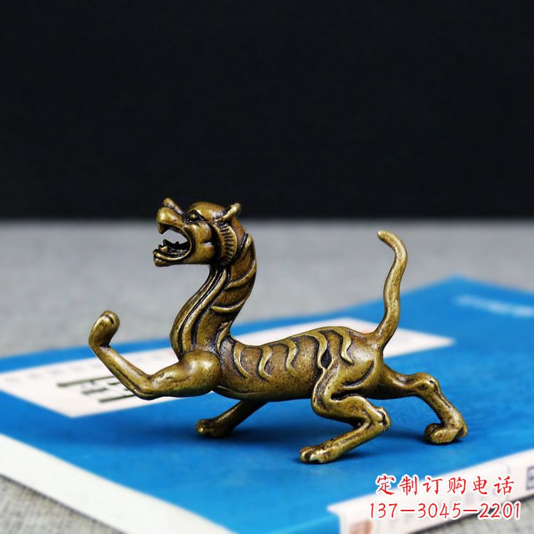 山西金色纯铜铸造的白虎雕塑
