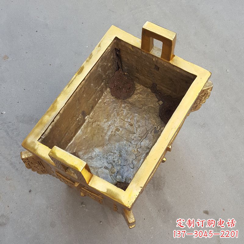 山西以纯铜铸造的金色香炉鼎