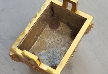 山西以纯铜铸造的金色香炉鼎