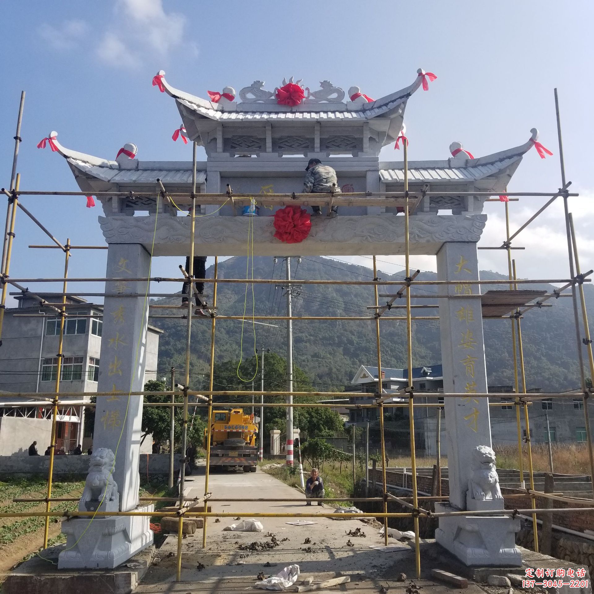 山西精美的牌坊雕塑,点亮村口