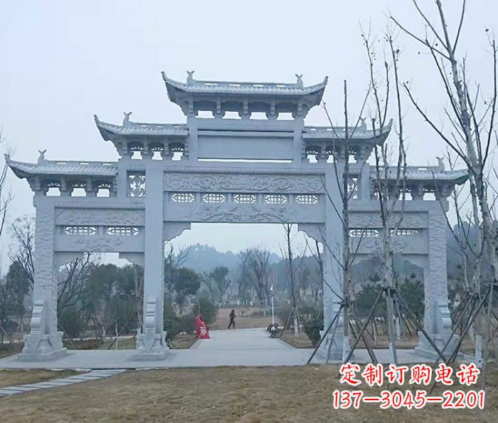 山西村口三门石雕牌楼古朴华丽