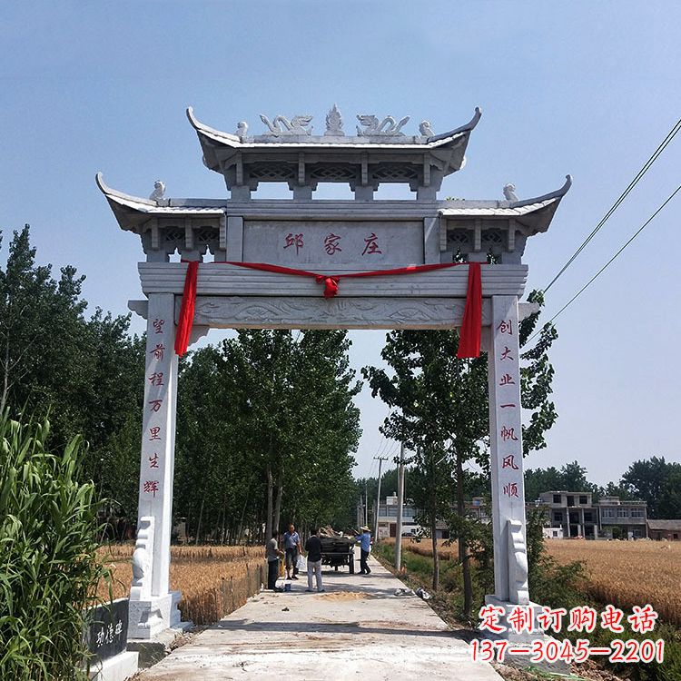 山西古村落中的石牌坊雕塑