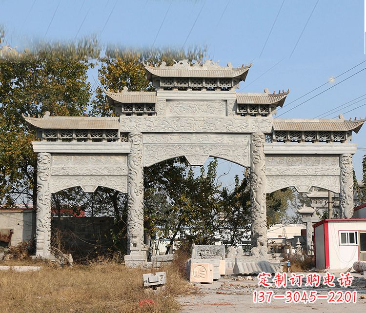山西村镇门口的石雕牌坊展现精湛工艺