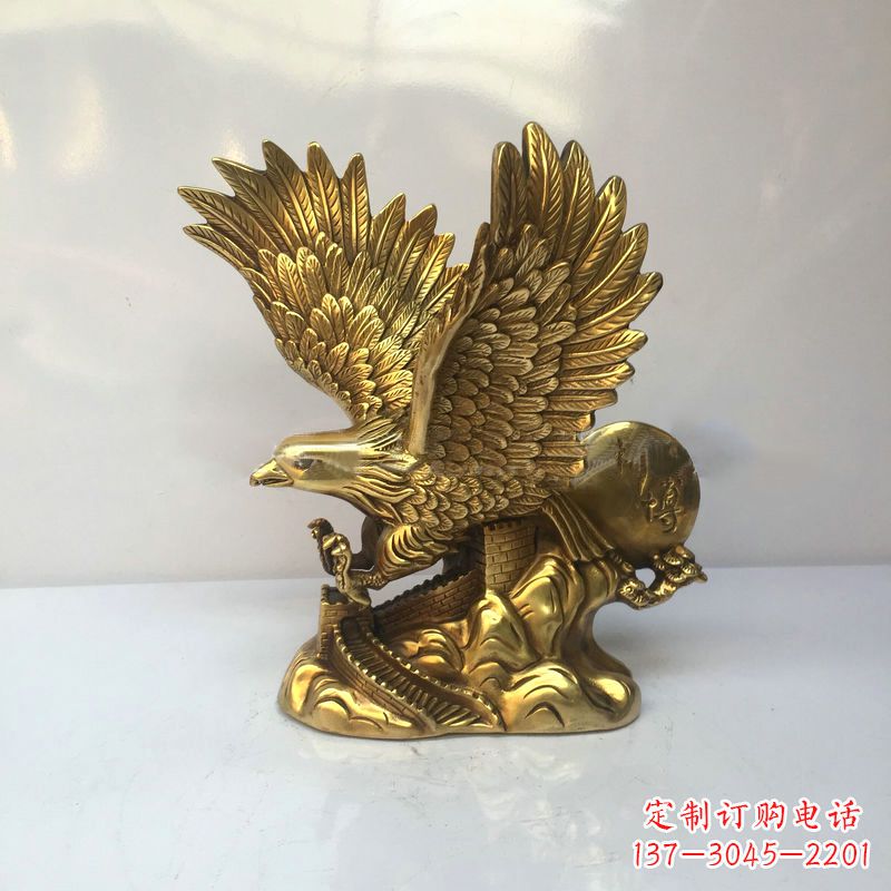 山西高雅迷人的镀金铜老鹰雕塑