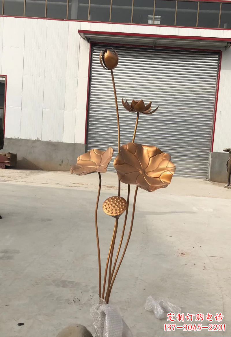 山西古典锻铜荷花雕塑