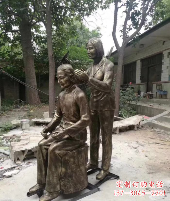 山西纪念母亲的传统铜雕梳头人物