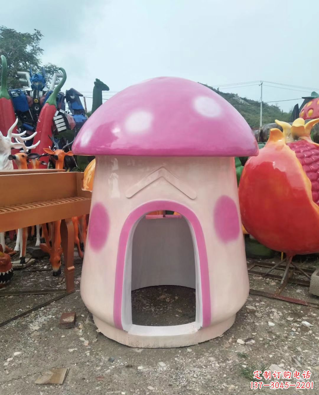 山西精致彩绘蘑菇屋雕塑