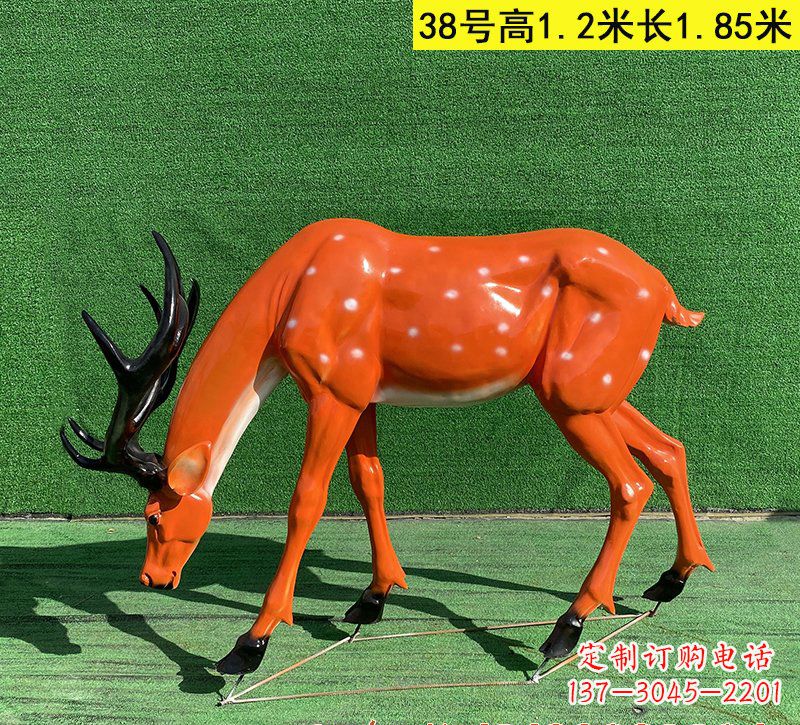 山西以玻璃钢精心制作的梅花鹿雕塑