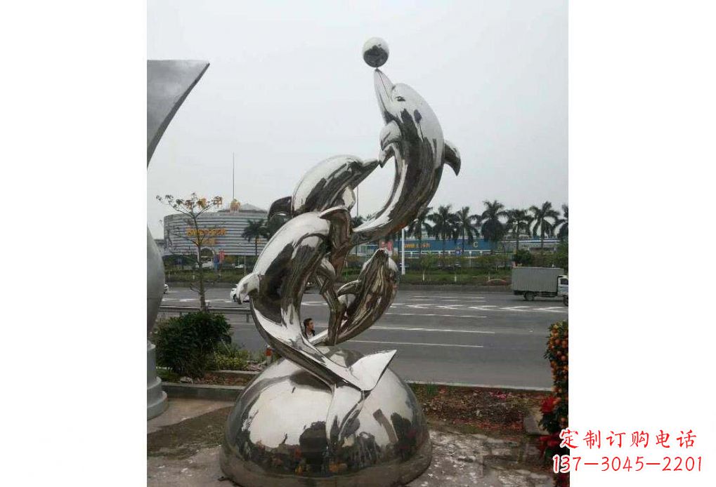 山西公园不锈钢顶球的海豚雕塑