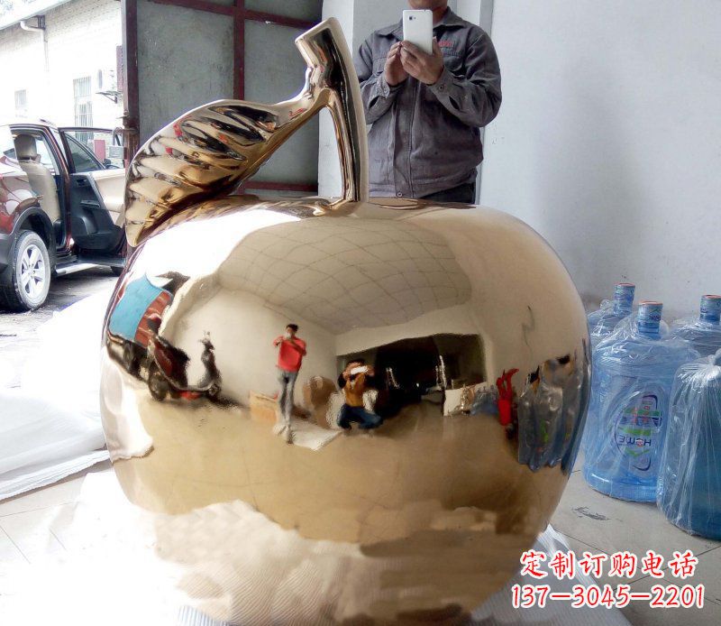 山西精美的不锈钢镜面苹果雕塑