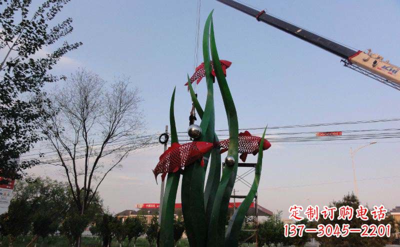 山西公园不锈钢鲤鱼和海草雕塑