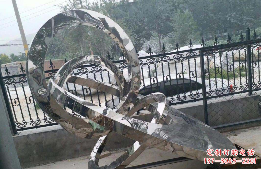 山西宁静湖畔,圆环景观雕塑助公园璀璨
