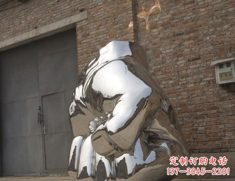 山西冰冷威力,让精神抖动的不锈钢拳头雕塑