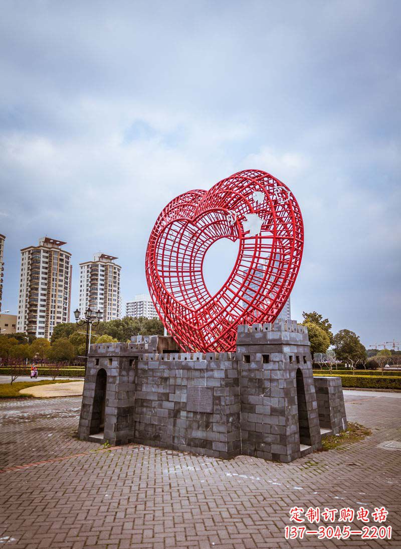 山西拥抱和平的心以心型和平鸽雕塑传递心意