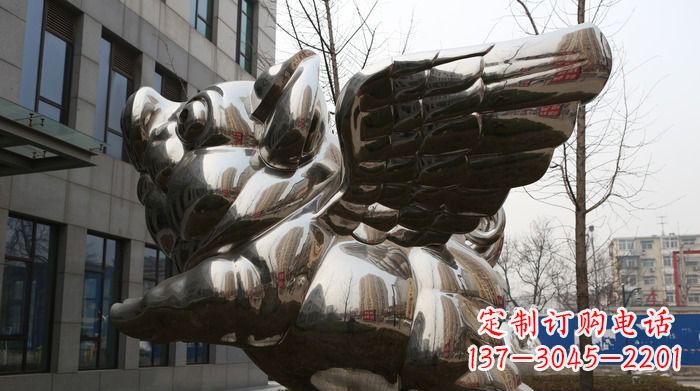 山西精美不锈钢大翅膀猪景观雕塑
