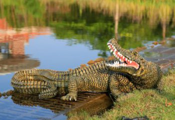 山西金钱鳄鱼雕塑改善湿地公园水景的绝佳装饰