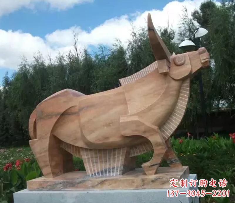 山西公园抽象动物牛石雕