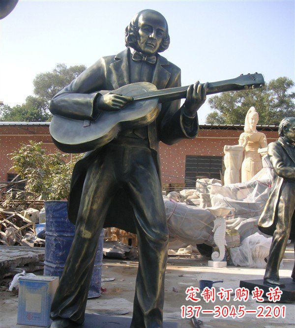 山西公园弹吉他的西方男人人物铜雕