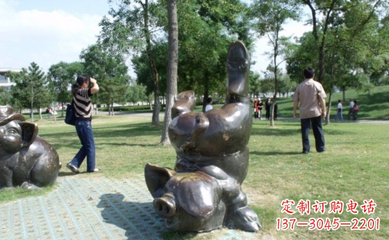 山西公园倒立的猪动物铜雕