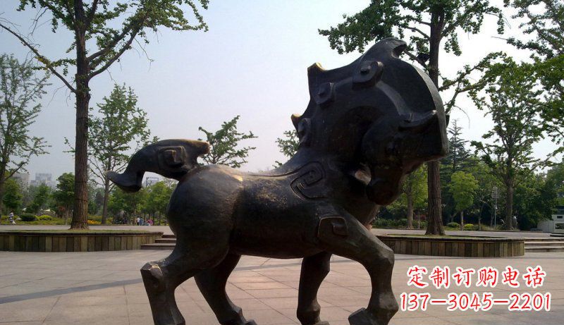 山西公园低头的抽象小马动物铜雕