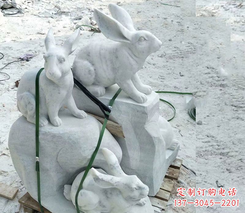 山西活泼可爱的兔子雕塑