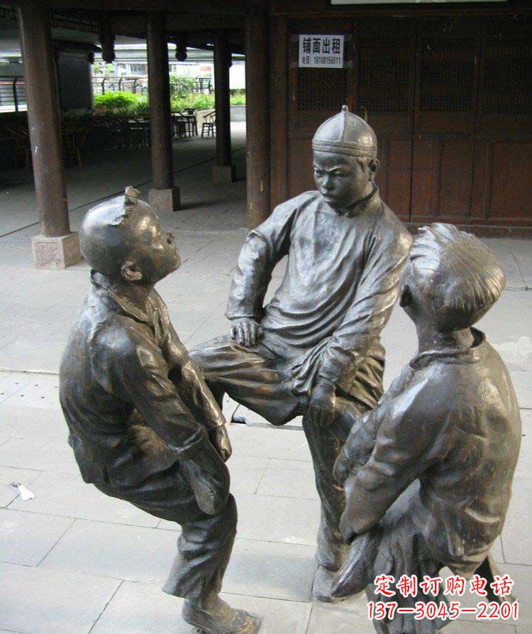 山西铜雕男孩斗鸡小品雕塑