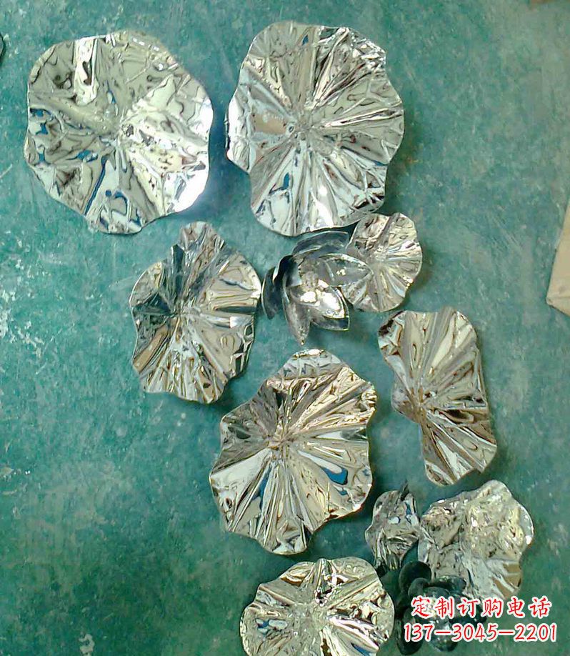 山西精致锻铜荷叶造型雕塑