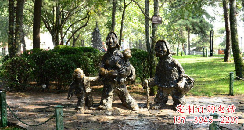 山西公园赶路的抽象妇女和小孩小品铜雕