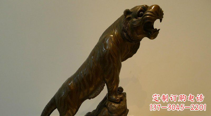 山西公园老虎上山动物铜雕