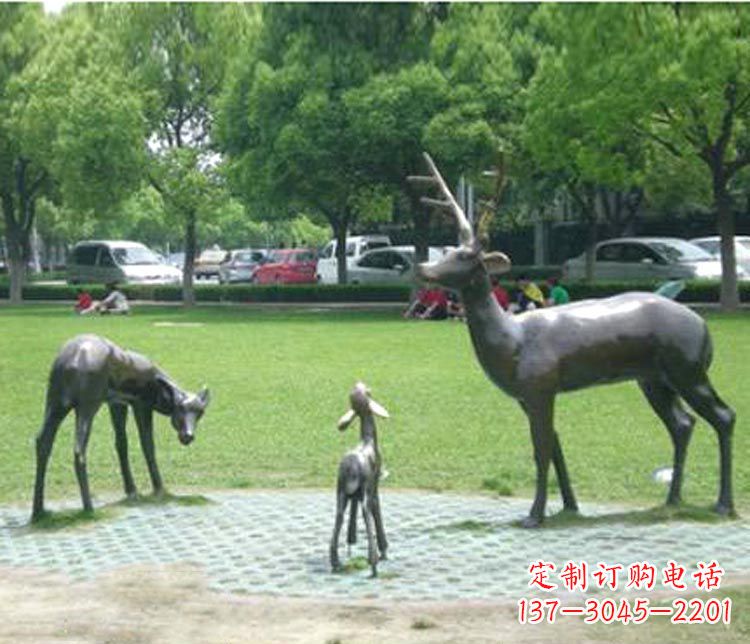 山西梦幻般的雕塑——梅花鹿一家三口铜雕