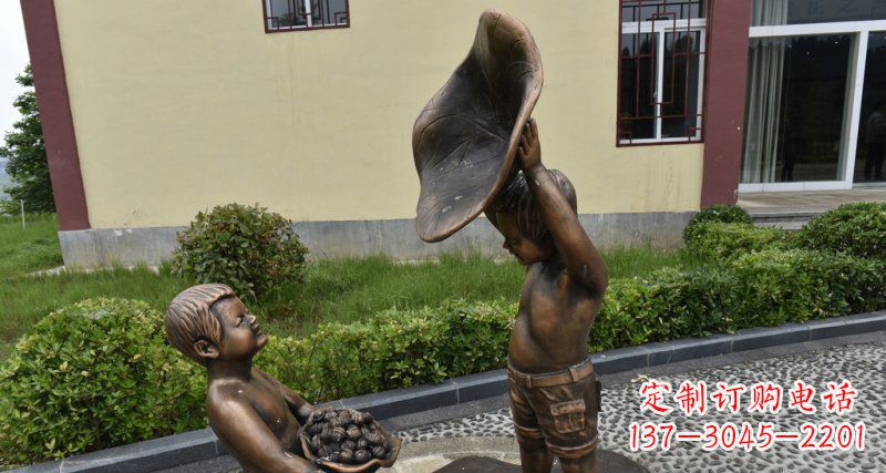 山西公园拿着帽子装核桃的小男孩小品铜雕