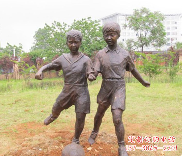 山西公园踢足球儿童铜雕