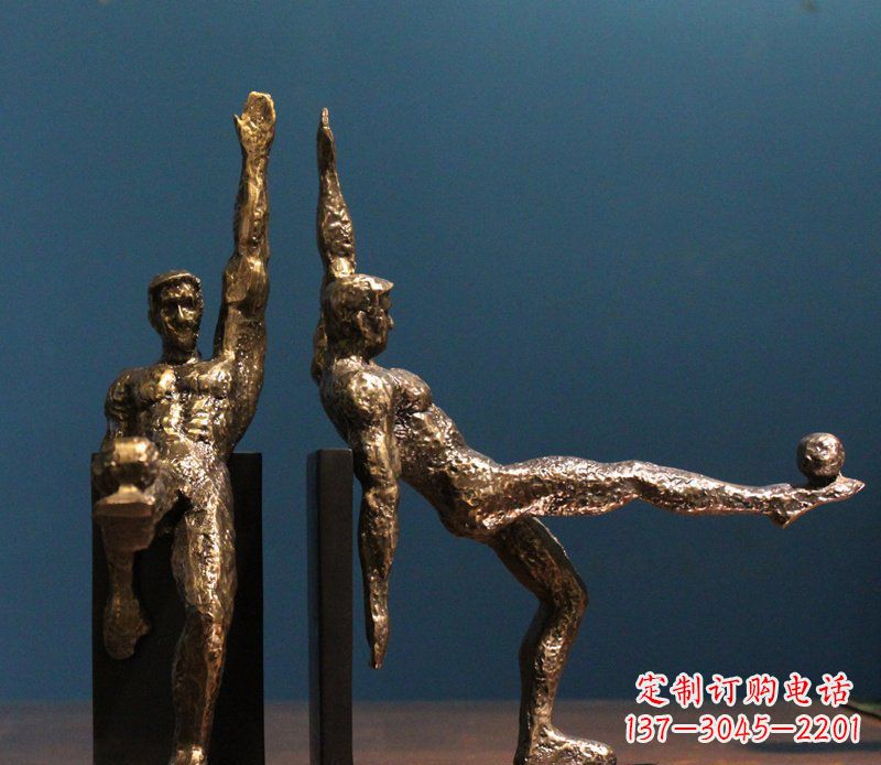 山西公园踢足球人物铜雕
