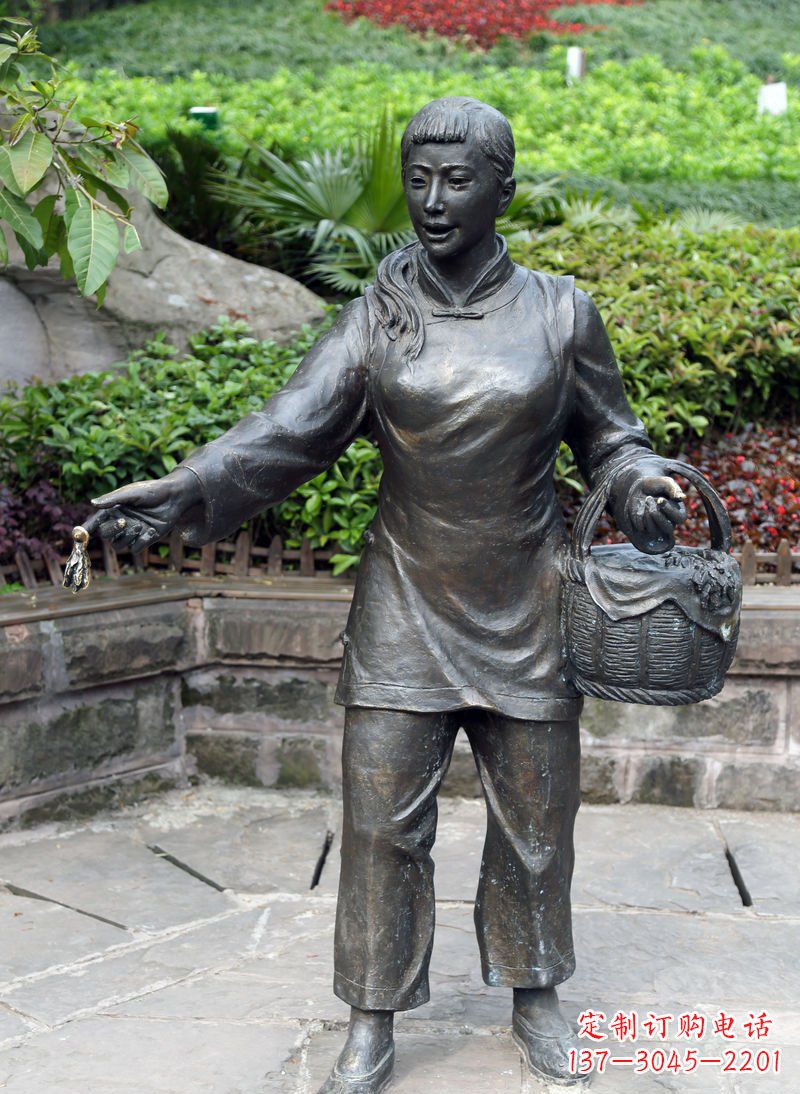 山西公园提篮子的女人景观铜雕