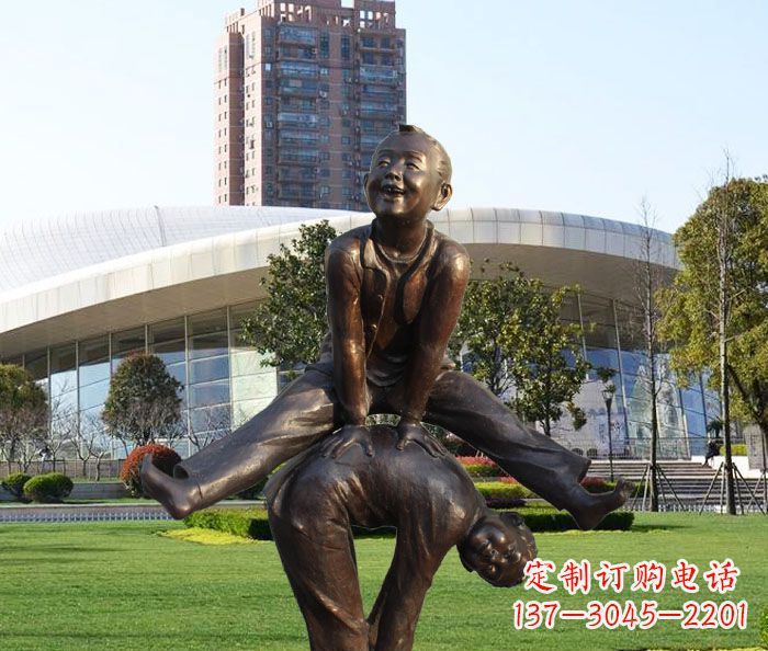 山西童趣十足的山羊铜雕