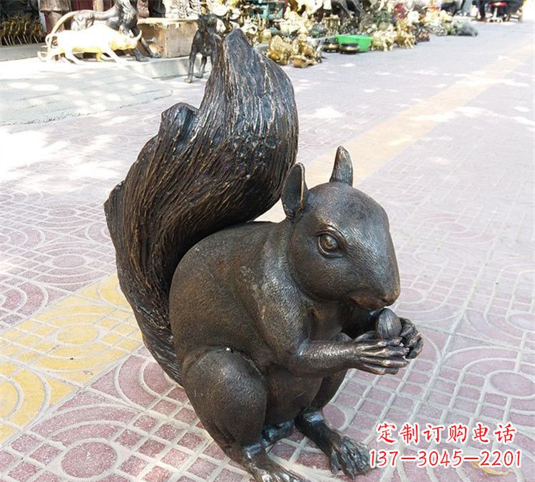 山西令人惊叹的松鼠铜雕塑