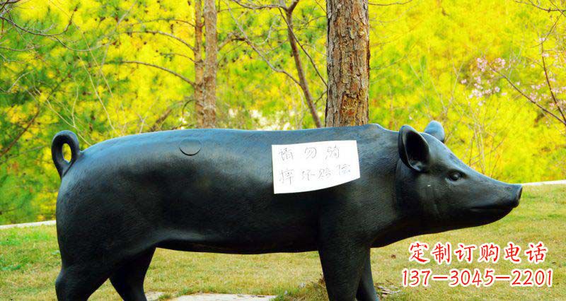 山西优雅活泼的公园猪铜雕