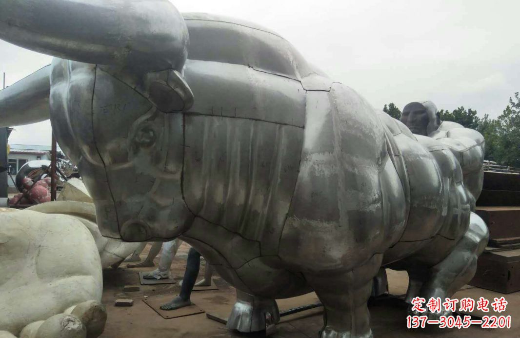 山西中领雕塑:复古拓荒牛不锈钢雕塑