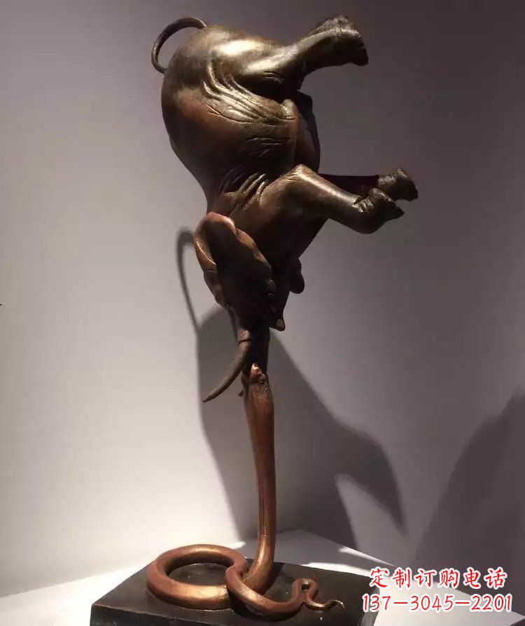 山西广场大象倒立景观铜雕