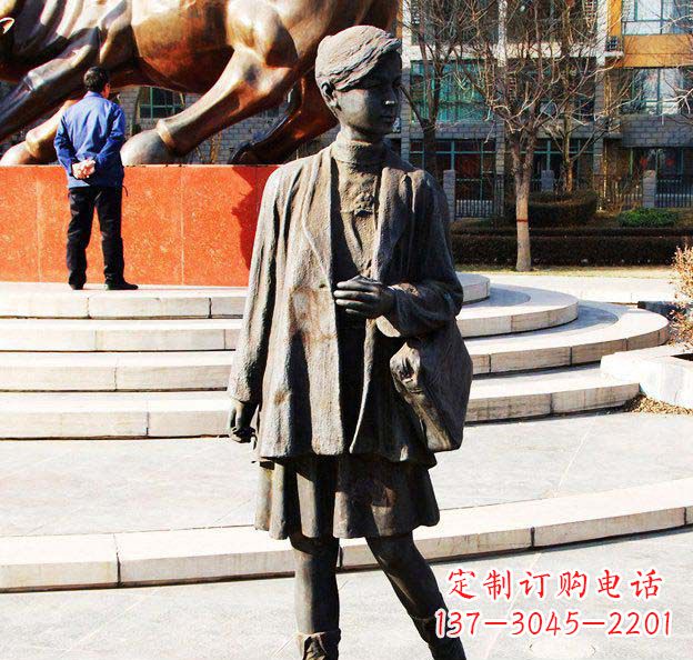 山西真实可爱的女孩铜雕塑
